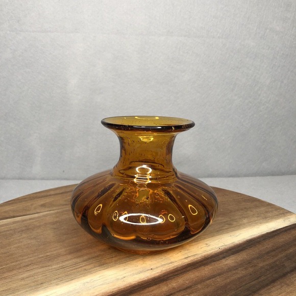 Vintage Squat Amber Glass Vase Ribbed Sides 4 1/2" tall x 5" wide Hand Blown - Picture 4 of 6